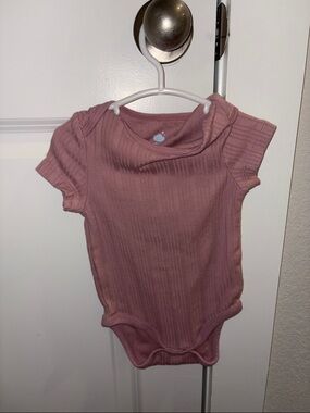 Ribbed Short-Sleeve Baby Bodysuit in Mauve Pink